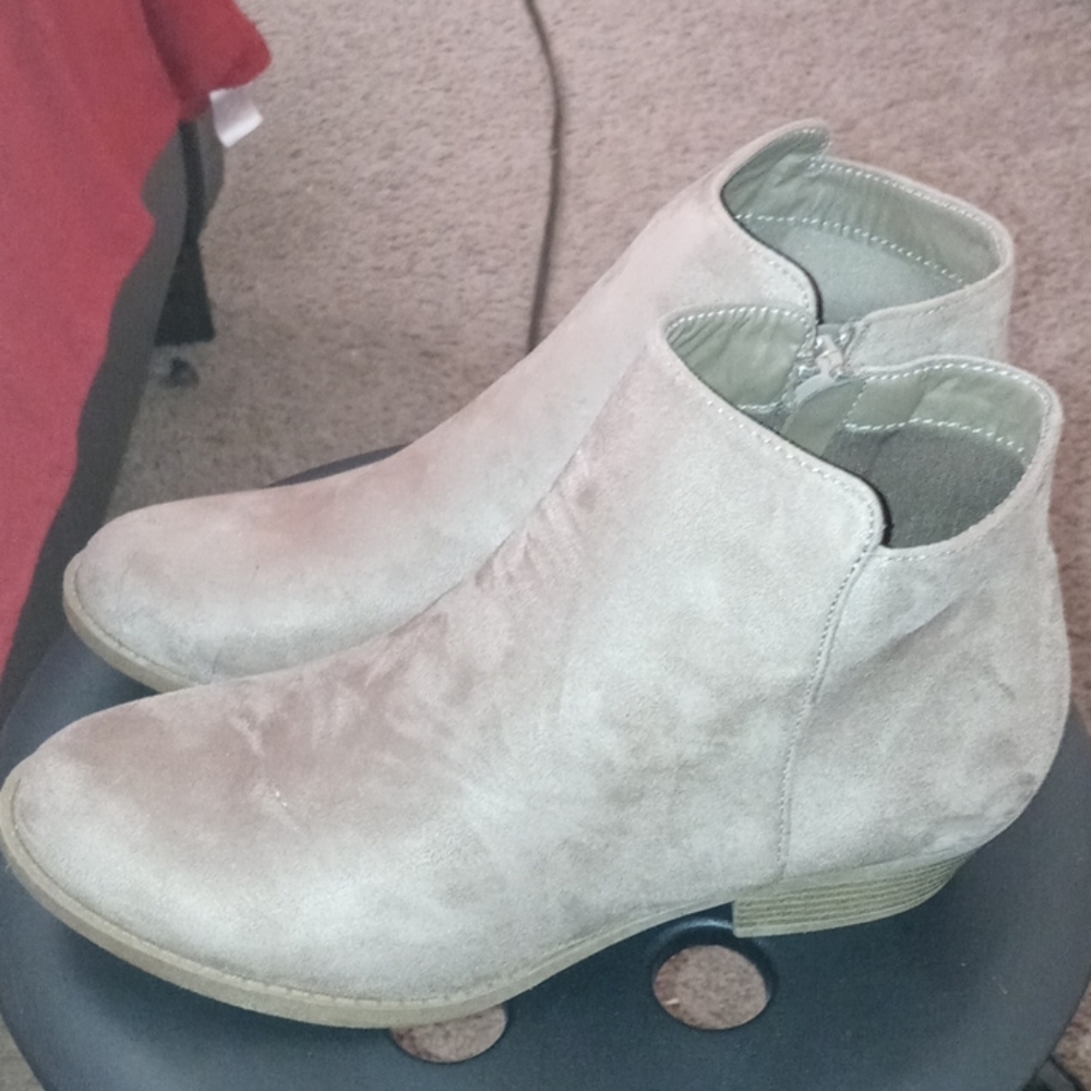 - Women boots size 8.5
